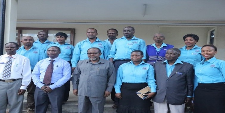 Katibu Mkuu Kiongozi Mstaafu Balozi Ombeni Sefue akiwa katika picha ya pamoja na menejimenti ya wafanyakazi wa Wakala wa Taifa wa Utafiti wa Nyumba Bora na Vifaa vya Ujenzi alipotembelea ofisi hizo
